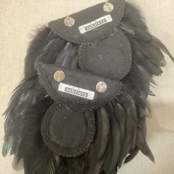 Black Feather Epaulets Shoulder Embellishment - Picture 7 of 8